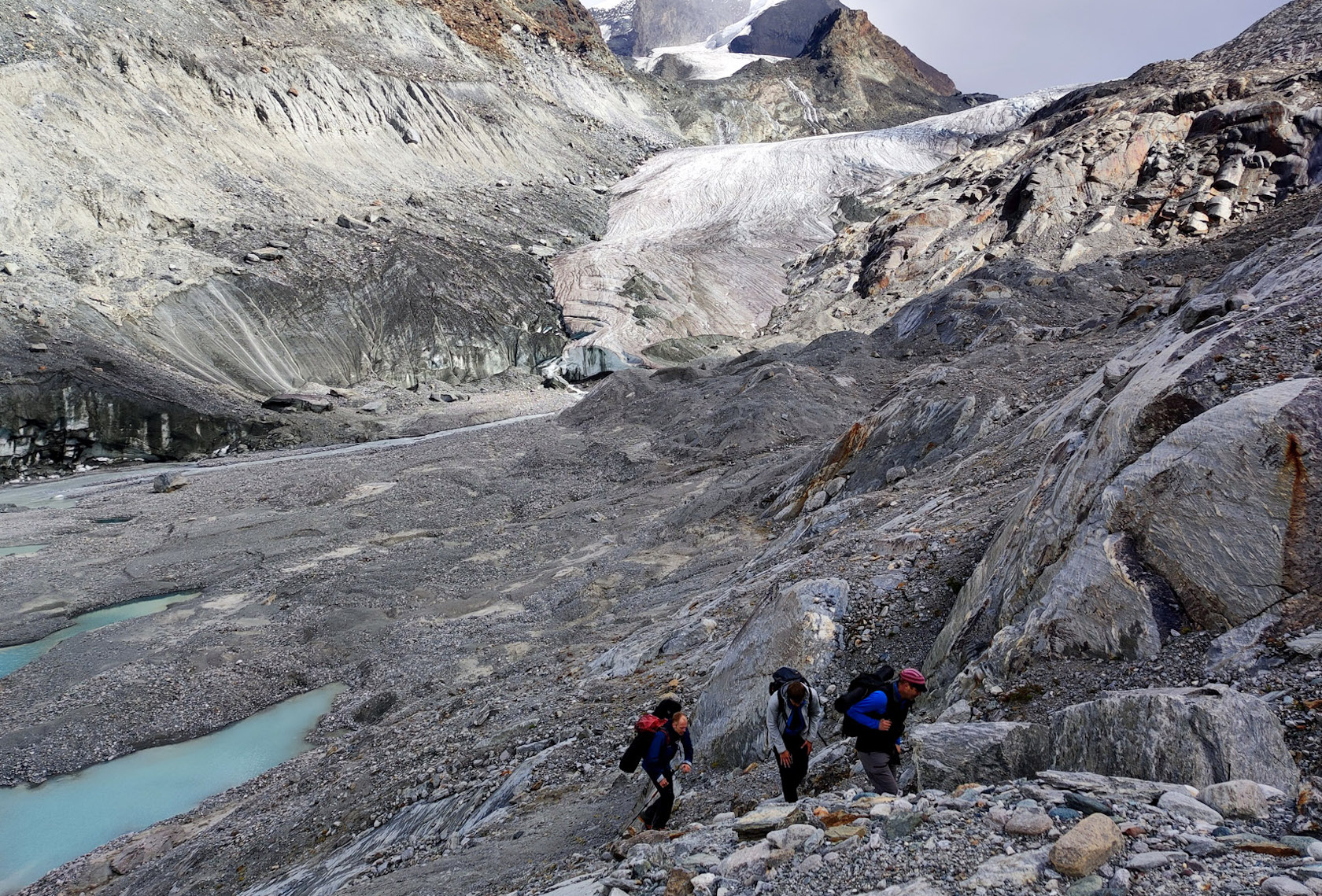 Cover photo: GIUZ staff members Diego Wasser, Gabriele Bramati and Andreas Linsbauer below the tongue of the Findel Glacier (VS). The recession of the glacier has uncovered a large valley consisting of glacial debris and dead ice. (Photo: M. Huss)
