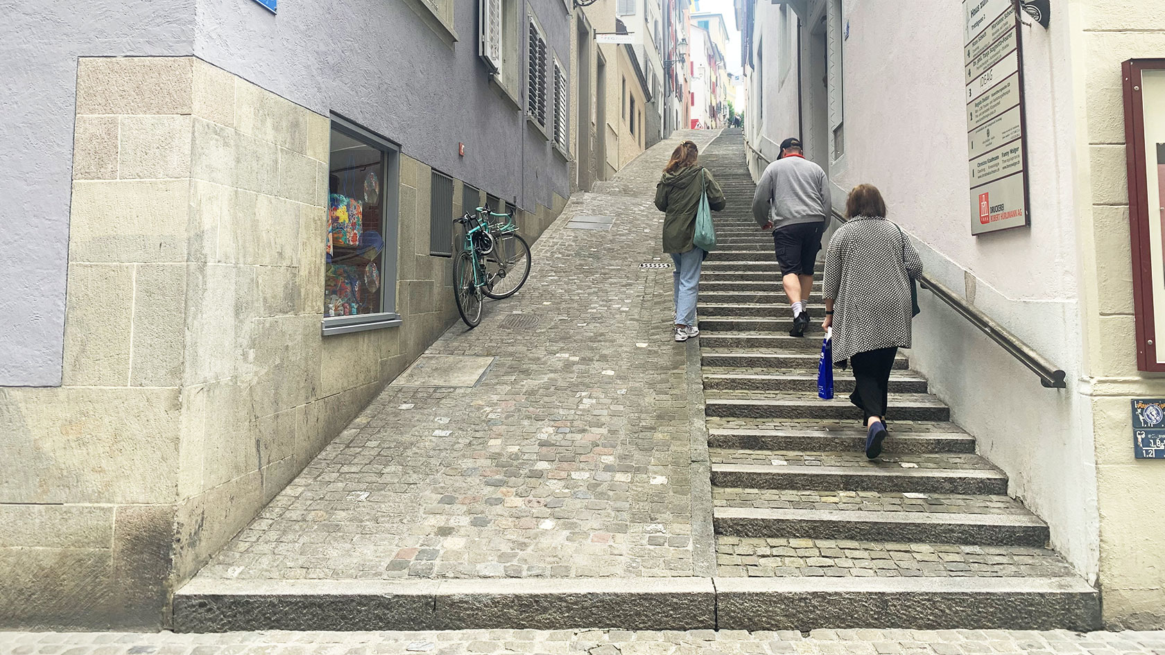 Trittligasse in Zurich: In spite of the ramp, the curb is an obstacle to accessibility.