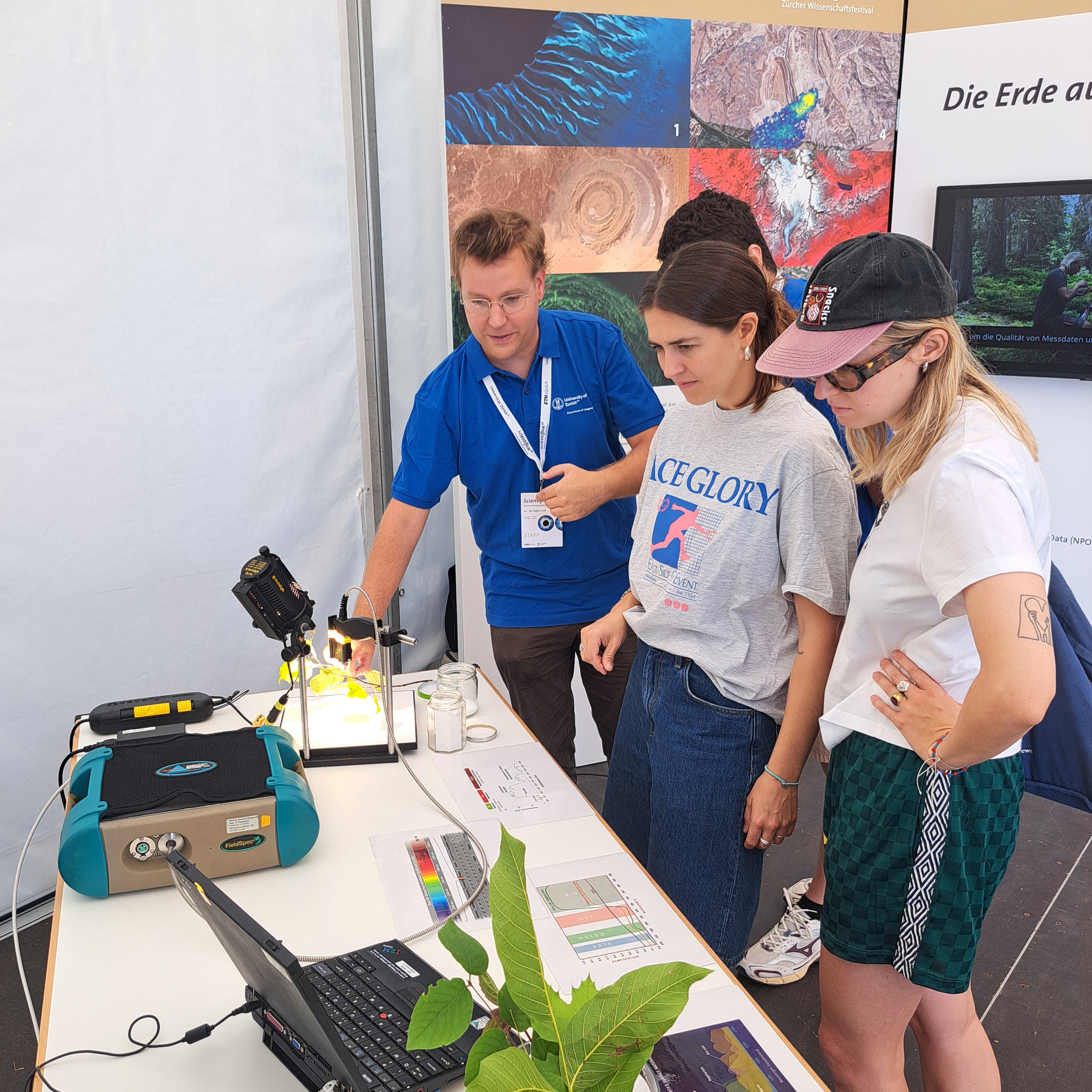 Mike Werfeli explaining the sprectrometer-experiment.