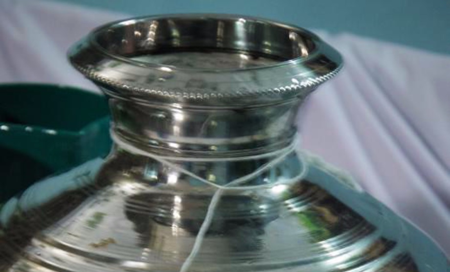 Pirit Pan - blessed water during chanting