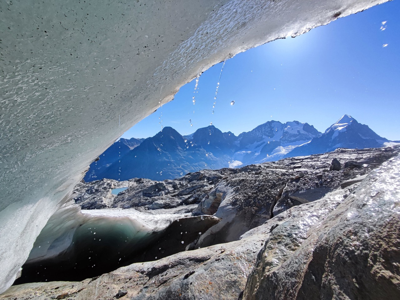 Selbst Mitte September schmilzt das Eis des Vadret dal Murtèl (GR) auf einer Höhe von 3100 m.ü.M. am Fusse des Piz Bernina rapide. (Foto: M. Huss)