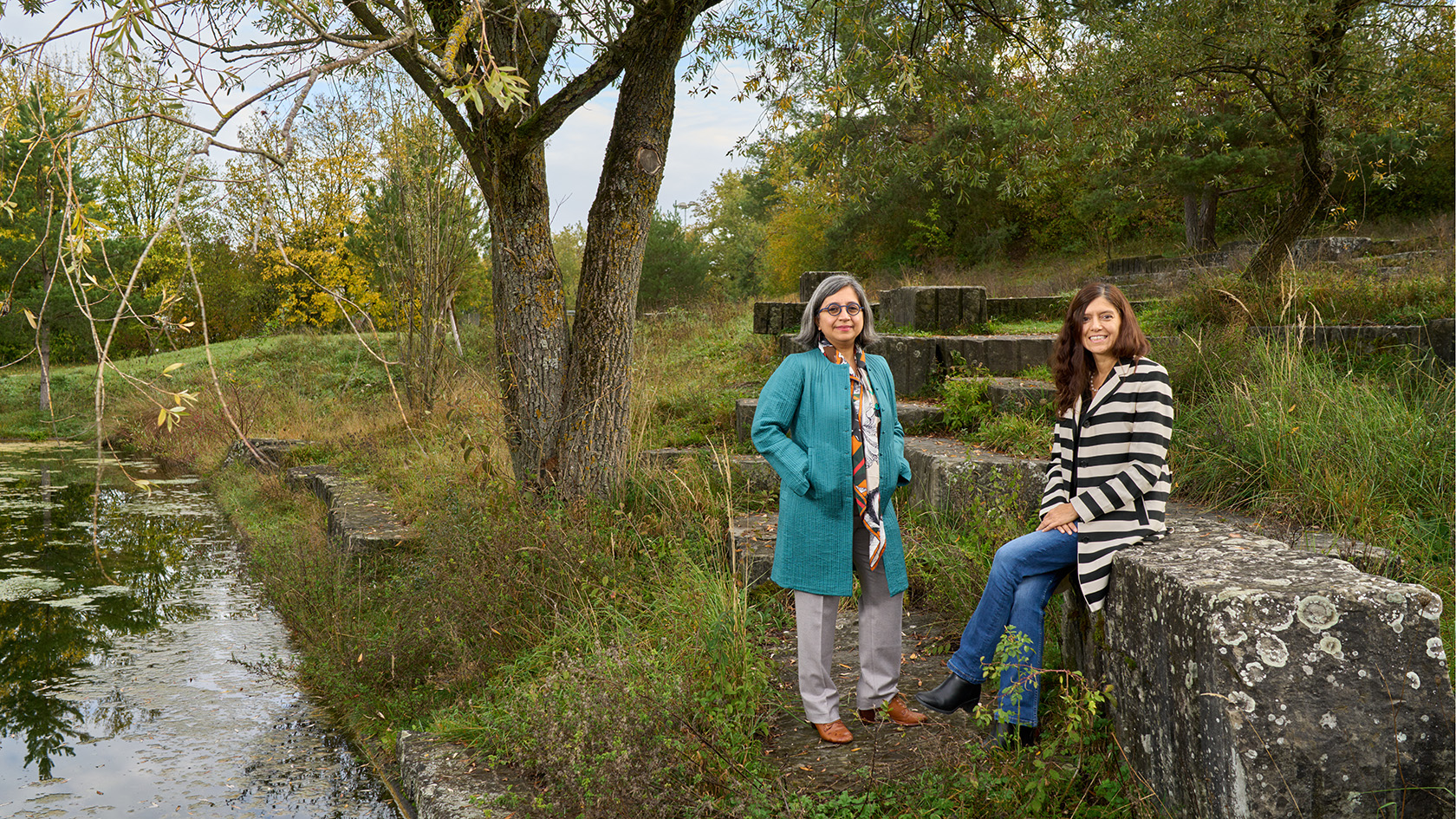 Die Historikerin Debjani Bhattacharyya (li) und die Erdsystemwissenschaftlerin Maria J. Santos blicken aus unterschiedlichen Fachgebieten auf das neue Erdzeitalter, das Anthropzän. (Bild: Jos Schmid)