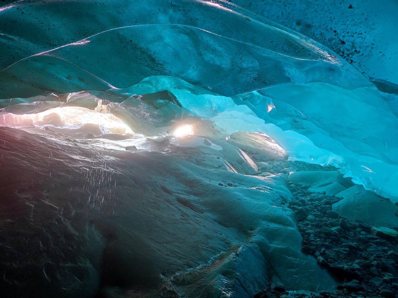 Unter dem Gletschereis bilden Schmelzwasser und Luftströmungen eindrückliche Hohlräume. (Foto: M. Huss)