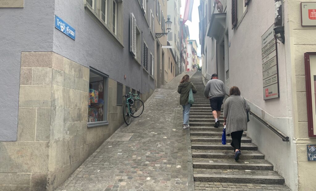 Probleme mit der Zugänglichkeit der Gehsteige in Zürich. Foto: Hoda Allahbakhshi