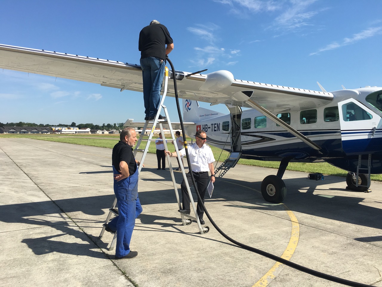 Refuelling of the HB-TEN aircraft at LSMD.