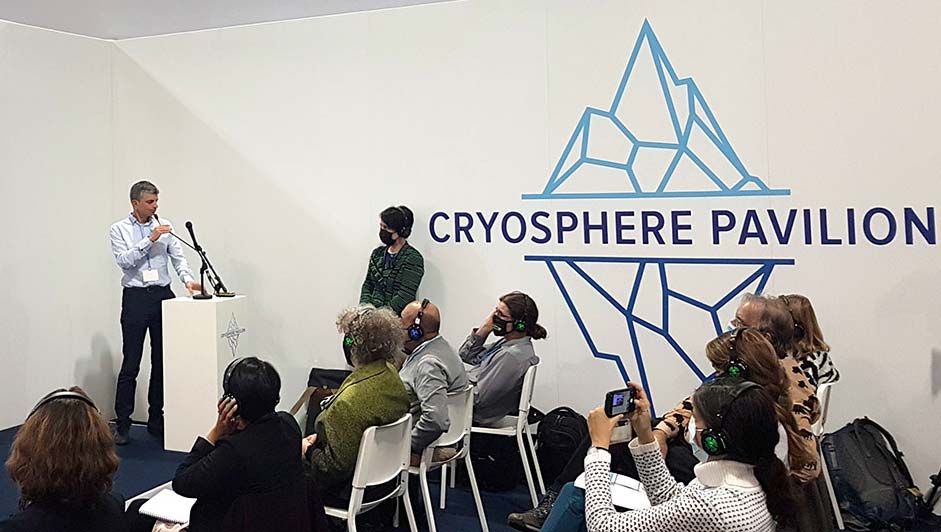 Christian Huggel spricht an einem Side Event im Cryosphere Pavilion über die Auswirkungen des Klimawandels auf Kryosphäre und Bergregionen. 
